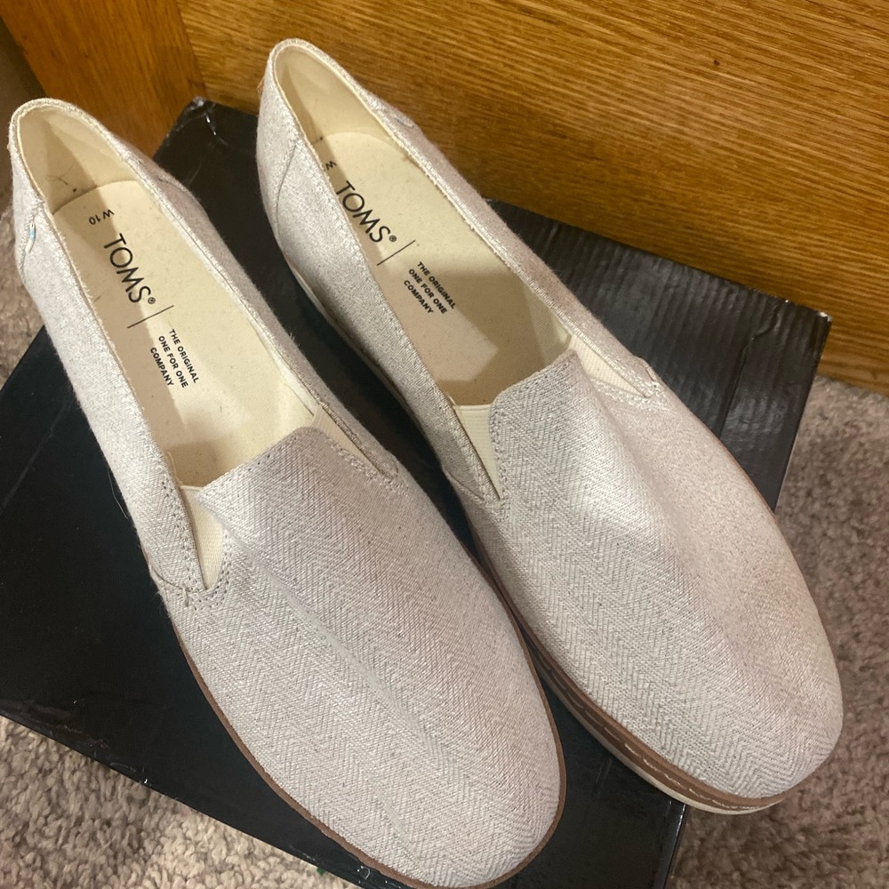 New without tags Tom’s shoe size 10